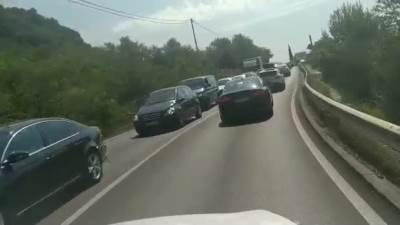  Ogromne kolone prema Vranjini, izgorio automobil 