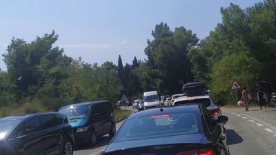  Požar u Sutomoru stvorio kilometarake kolone 