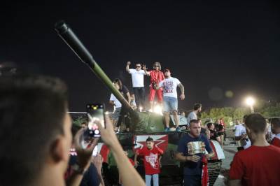  Zvezda Jang bojs navijaci tenk i trubaci FOTO 