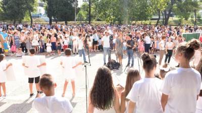  Gradonačelnik dr Ivan Vuković uručio udžbenike prvacima OŠ “Milorad Musa Burzan” 