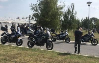  Gru sahranjen uz trubače i gmrljavinu motora 