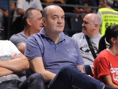  Dusko-Vujosevic-raduju-ga-pobede-Partizana 