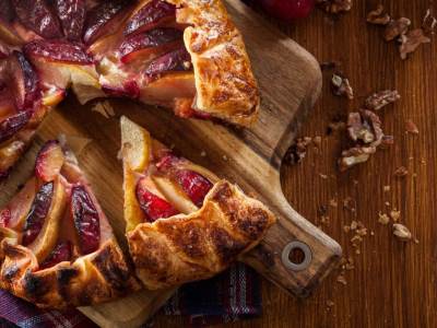  Domaći tart sa šljivama i bademima 