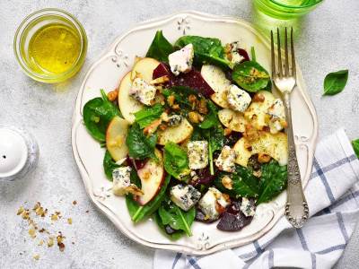  Recept-za-salatu-sa-jabukama-i-plavim-sirom 