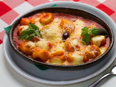  Zapečene njoke u sosu od paradajza i maslina 