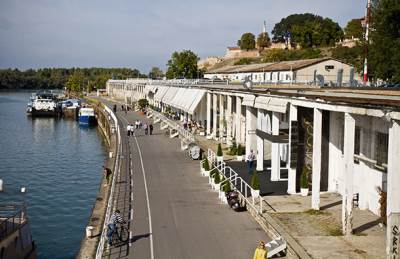  Muskarac-pao-sa-parkinga-iznad-Beton-hale 