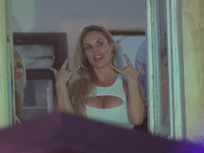  Muskarci-sirom-sveta-sline-na-nasu-Koko-Svi-bi-NJU-za-predsednicu-FOTO 