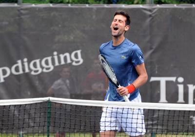  FOTO: Nole i "Šefinjo" raspoloženi čekaju egzibiciju u Abu Dabiju 