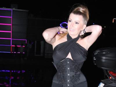  Pevačicin BUJNI DEKOLTE "slučajno uleteo" u snimak o tretmanu lica! 