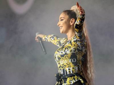  Crni lateks i dekolte do pupka: Ovako Maja Berović večeras izlazi na scenu! 