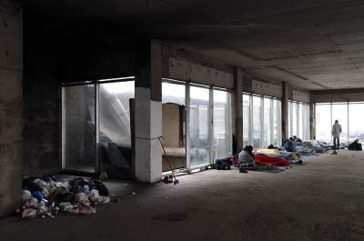  Drama u Beogradu: PETORICA migranata napala ženu! 
