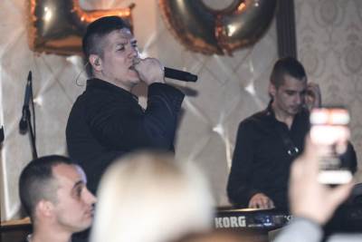  "SRAM DA VAS BUDE, GASI MUZIKU ODMAH!" Poznati folker pjevao kada je policija upala na pretrpanu kor 