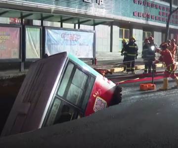  Kina-rupa-se-otvorila-na-putu-upao-autobus-i-ima-mrtvih 