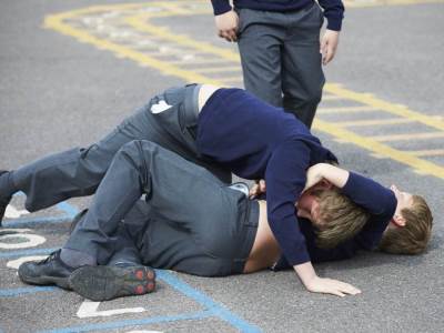  Srpski dječak pretučen u Parizu jer nije htio da skine KRST! 