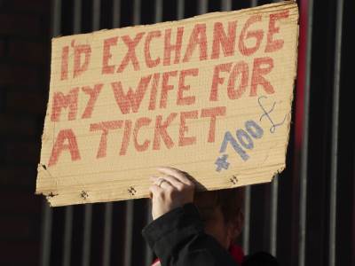  Nudio suprugu i 100 funti za OVO: Liverpul na 30 bodova ispred Junajteda! 