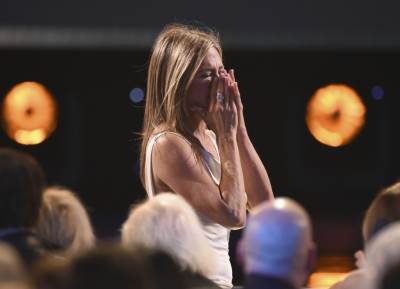  Dzenifer-Aniston-fotografije-bela-haljina-bez-brus 