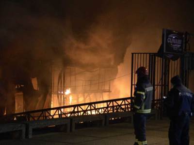  HAOS NA Novom Beogradu: Gorio splav na Savi 