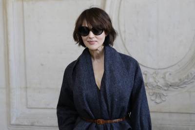  Većina žena izbjegava da nosi ovo, ali Monika Beluči u tome izgleda SJAJNO! 