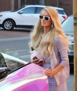  UKLOPILA sa novim autom... Milijarderka obukla "stolnjak" (FOTO) 