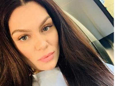  Dzesi-Dzej-u-romanticnoj-haljini 