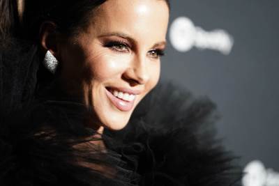  Kejt-Bekinsejl-decko-glumica-u-vezi-s-deckom-koji-je-24-godine-mladji. 