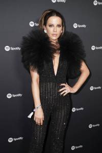  Providno odijelo i dekolte: Kejt Bekinsejl u provodu sa najboljim drugom 