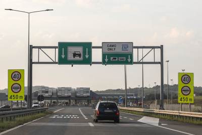  Sve zbog lajkova? Pronađeni mladići koji su vukli sanke autom po autoputu 