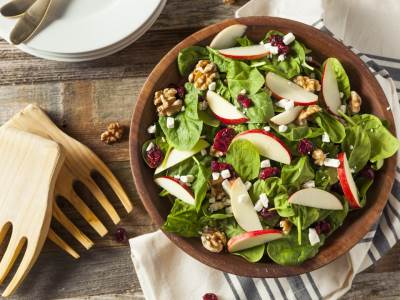  salata sa spanaćem i jabukama 