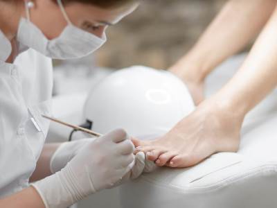  Ovaj TRIK vam NEĆE OTKRITI u SALONU! PROVERENI recept KOZMETIČARKE za ispucale ruke i stopala 