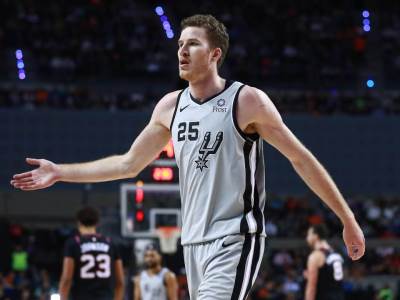  Ima i toga u NBA: Centar San Antonija krenuo u igru - bez dresa?! 