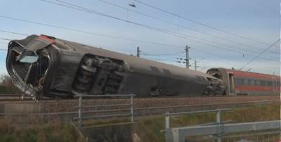  Jezive scene: Voz "letio" 300 na sat i izletio iz šina, ima mrtvih! (VIDEO) 