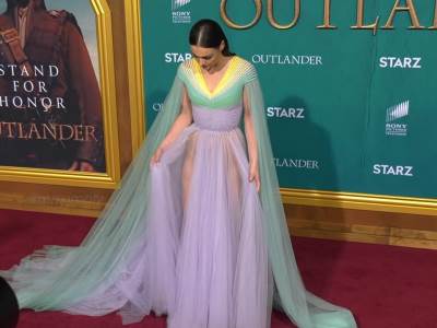  Glumica-Sofi-Skelton-bez-gaca-na-crvenom-tepihu 