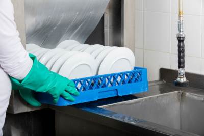  PRESELO MU "KUPANJE": Posle "banjanja" u sudoperi restorana dobio otkaz! 