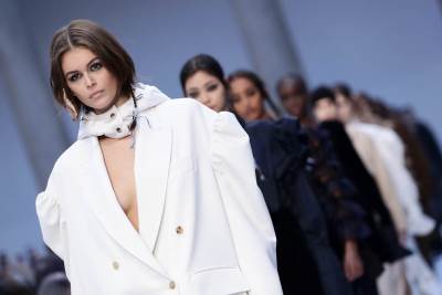  MAMI UZDAHE: Lepa ćerka Sindi Kraford u provokativnom izdanju 