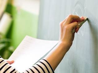  UŽAS: Nastavnica ga pitala zašto kasni na čas, on joj zario nož u stomak 