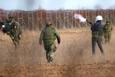  HAOS u Grčkoj zbog migranata! Tukli i novinare, psovali UN... (FOTO, VIDEO) 