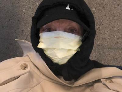  Koronavirus-maska-za-zastitu-Dzoan-Kolins 