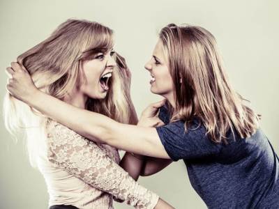  MAKAZAMA JOJ ODSEKLA KOSU I POVREDILA PO LICU: Krvav ishod svađe dve drugarice oko istog dečka! 