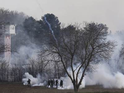  Granica-Grcke-i-Turske-na-migrante-bacen-suzavac-i-korisceni-vodeni-topovi 