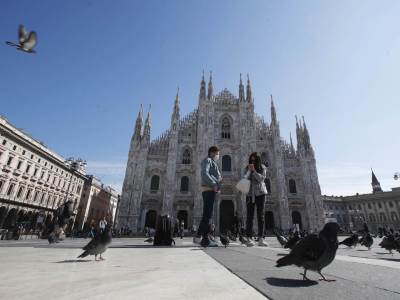  HOROR U ČUVENOJ MILANSKOJ KATEDRALI: Naoružani stranac STAVIO ČUVARU NOŽ POD GRLO! 