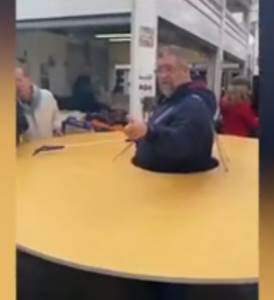  "Šlaufom" protiv korona virusa: Ovako jedan Italijan drži bezbednu distancu 