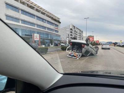 Saobraćana nezgoda u Podgorici, auto se prevrnuo na krov! (FOTO) 