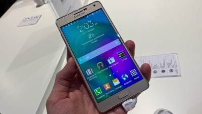  PREMIJERA: Metalni Galaxy A7 