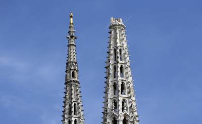  Zagreb-Rusi-se-toranj-zagrebacke-katedrale 