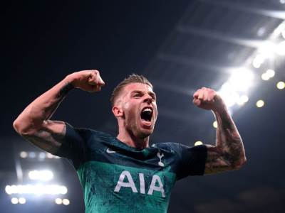  Tobi Aldervireld kupuje tablete za bolesne od koronavirusa u Londonu 