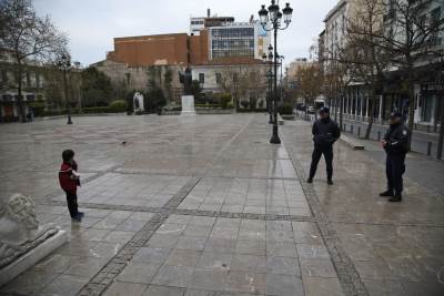  SKANDAL! Policajci u karantinu, pljuvao ih mladić i vikao da ima koronu 