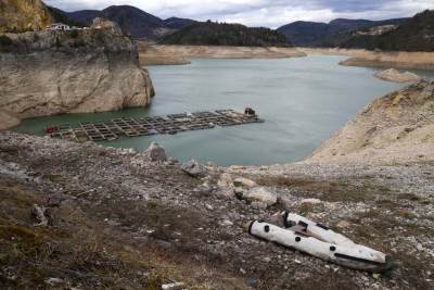  NIKO ne sluša:  Obojili jezero u crno da bi ljude sprečili da izlaze! 