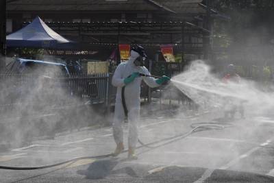  Izbeljivačem prskaju ljude zbog korone 