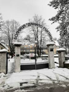  Bajkovite slike iz prijestonice: Aprilski snijeg zavejao Cetinje  (FOTO) 