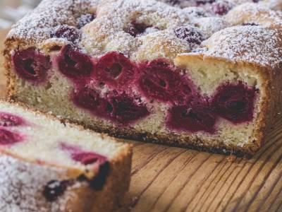  UKUS DETINJSTVA: Domaći kolač s višnjama 